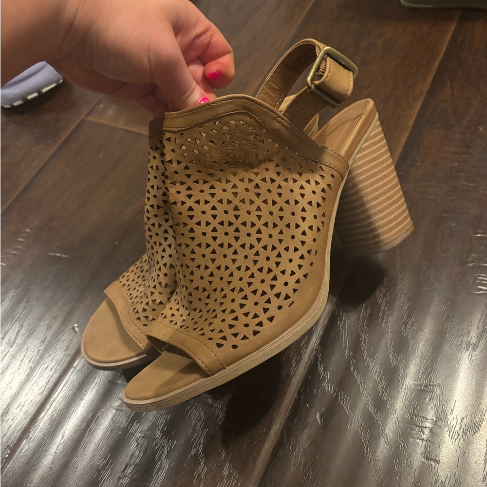 Size 8 heel from target. Only worn once